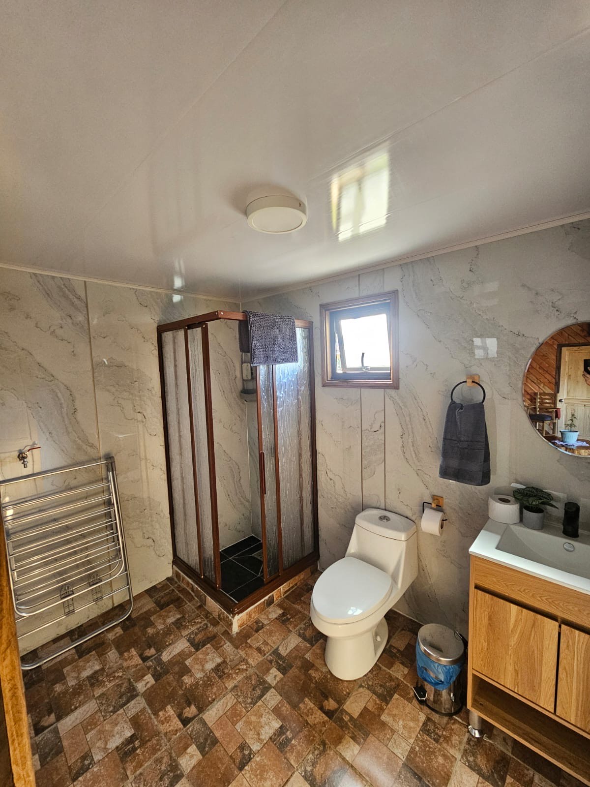 Cabañas en Conguillío - bano-completo-cabana.jpeg