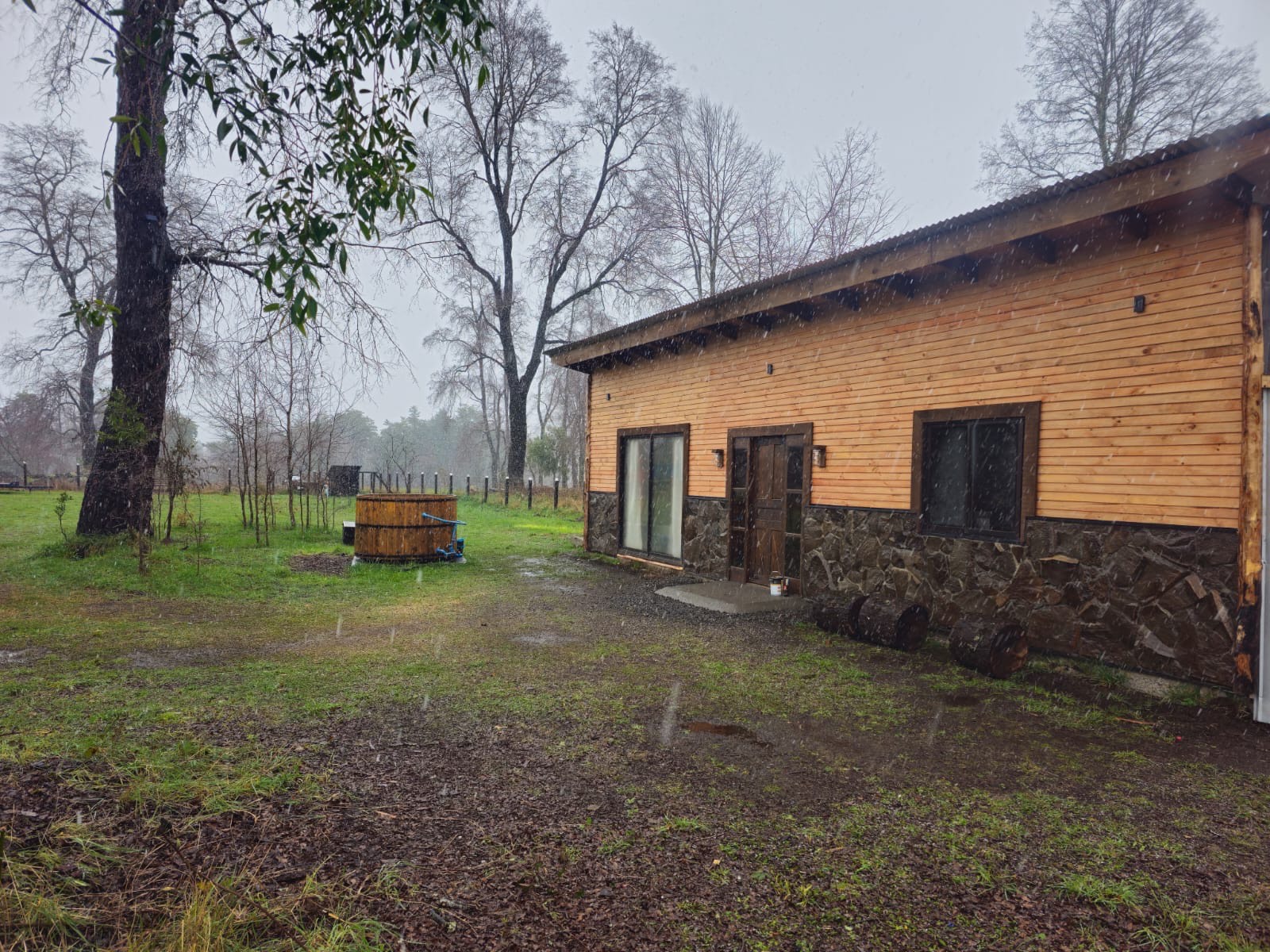 Cabañas en Conguillío - exterior-cabana-dia-lluvioso.jpeg