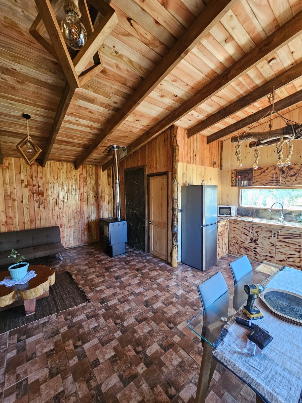 Cabañas en Conguillío - interior-cabana-espacio-abierto.jpeg