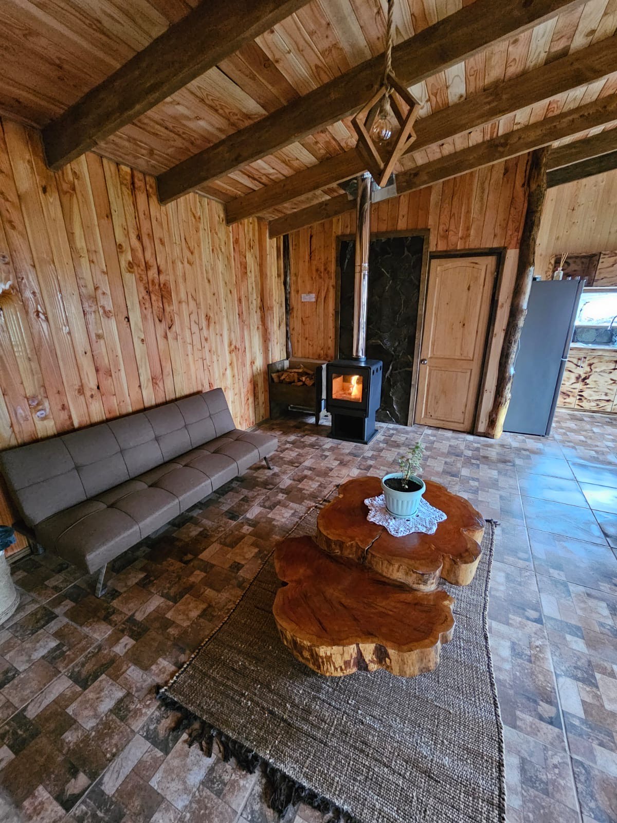 Cabañas en Conguillío - interior-cabana-living-estufa.jpeg