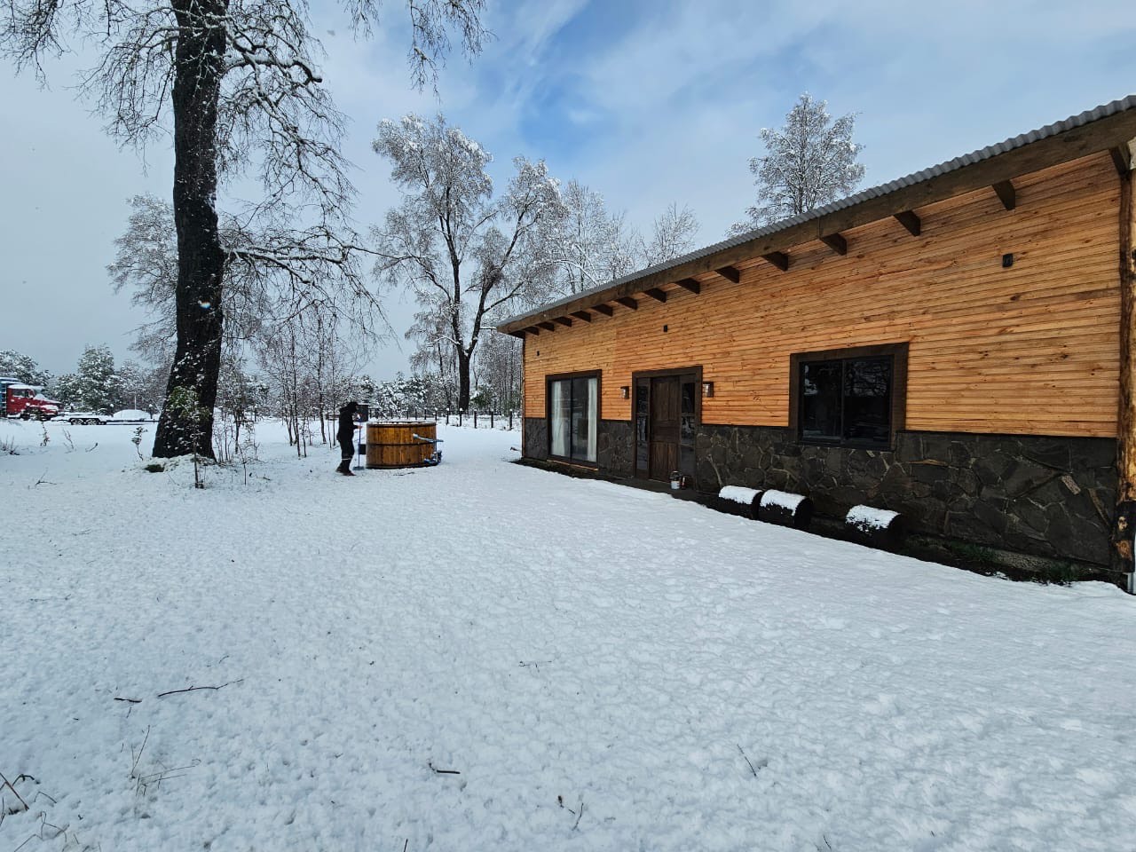 Cabañas en Conguillío - persona-preparando-tinaja-en-nieve.jpeg