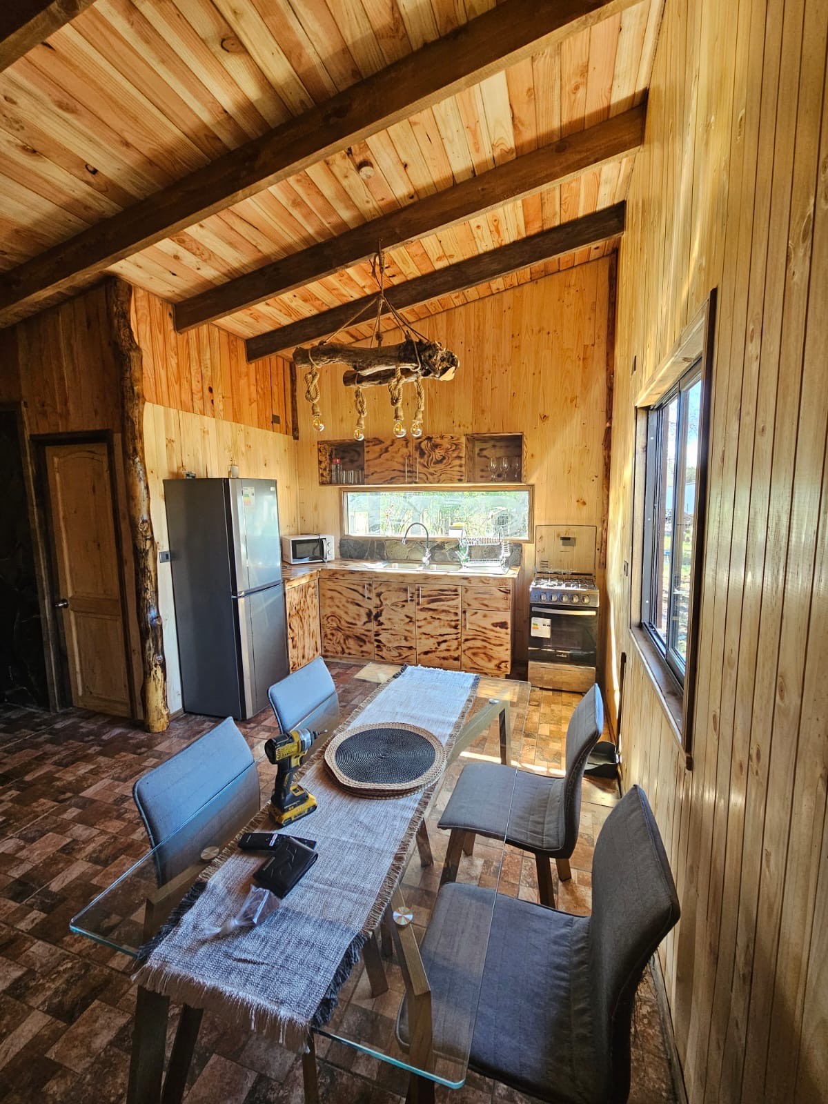 Cabañas en Conguillío - vista-comedor-cocina-cabana.jpeg