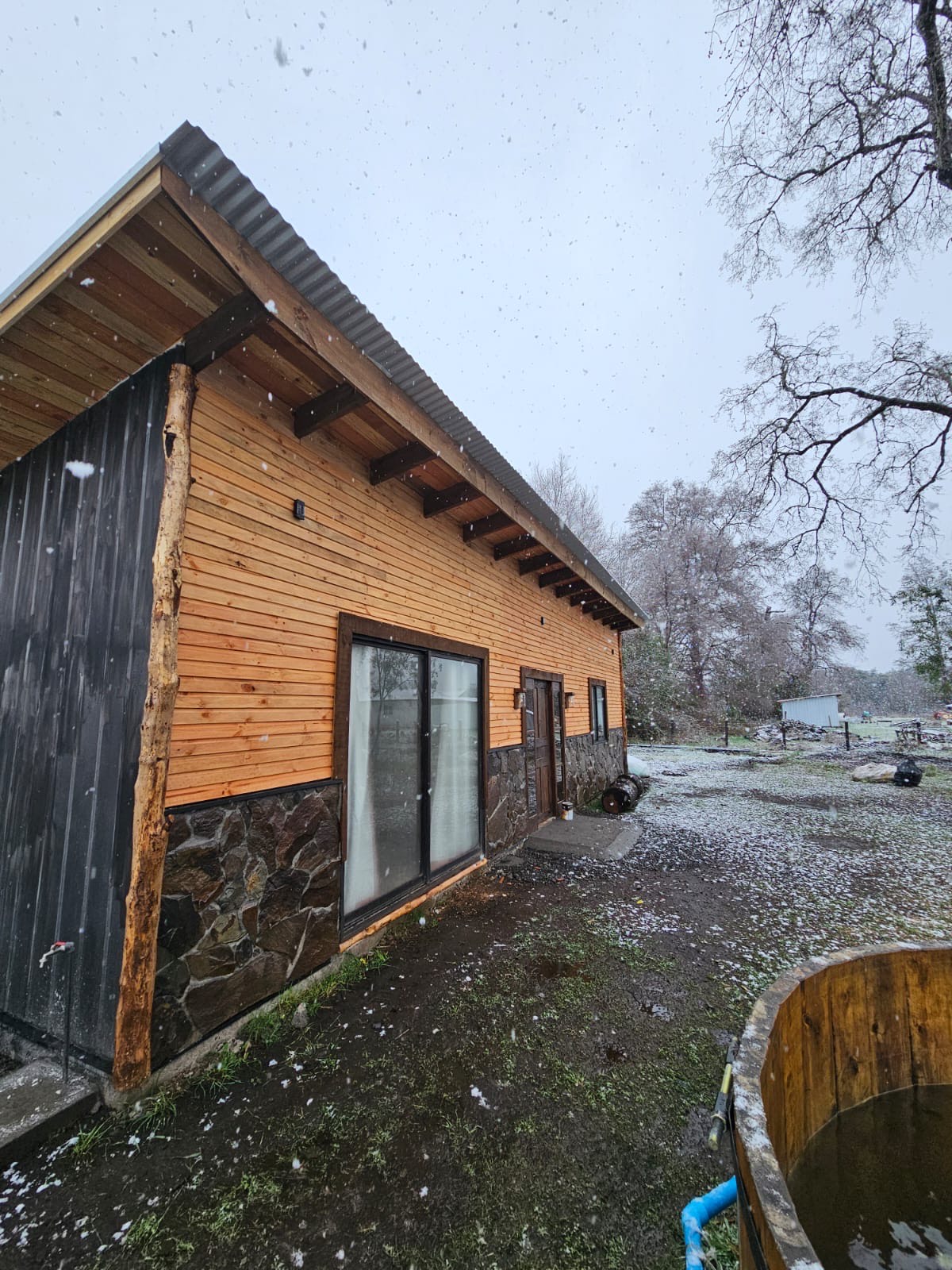 Cabañas en Conguillío - vista-lateral-cabana-con-tinaja-nieve.jpeg
