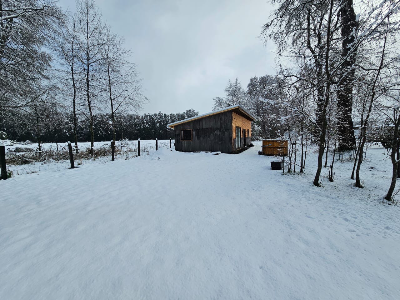 Cabañas en Conguillío - vista-lejana-cabana-nevada.jpeg